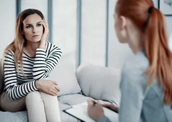 Çift Terapisine Tek Başına Gidilir Mi? Partneriniz İstemiyorsa Ne Yapmalı?