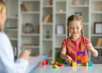 Oyun Terapisi Nedir ve Çocuk Psikoloğu Tarafından Nasıl Uygulanır?