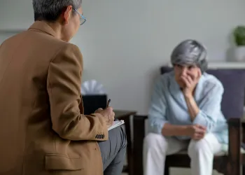 Yaşlılıkta Depresyon: "Yaşlılıktandır" Deyip Geçmeyin