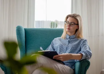 Danışmanlık ile terapi arasındaki fark nedir? Bilimsel ve Klinik Perspektif