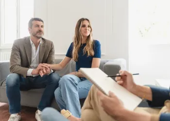 Aile İçi İletişim Sorunları İçin Aile Terapisi: Birbirinizi Yeniden Duyun!