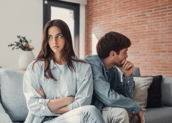 İlişkide Duygusal İhmal Nedir? Partneriniz Yanınızdayken Yalnız Hissetmek